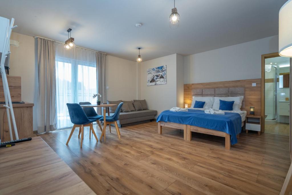 Ένα ή περισσότερα κρεβάτια σε δωμάτιο στο Apartamenty Pruskie