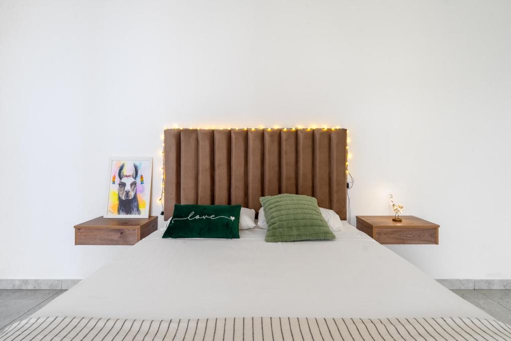 En eller flere senge i et værelse på Huaral House Piscina y Terraza