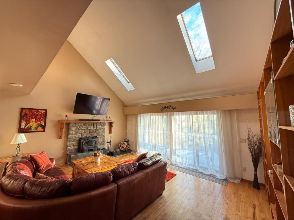 Μια τηλεόραση ή/και κέντρο ψυχαγωγίας στο Relaxing Waterville Village Estate Mountain Retreat