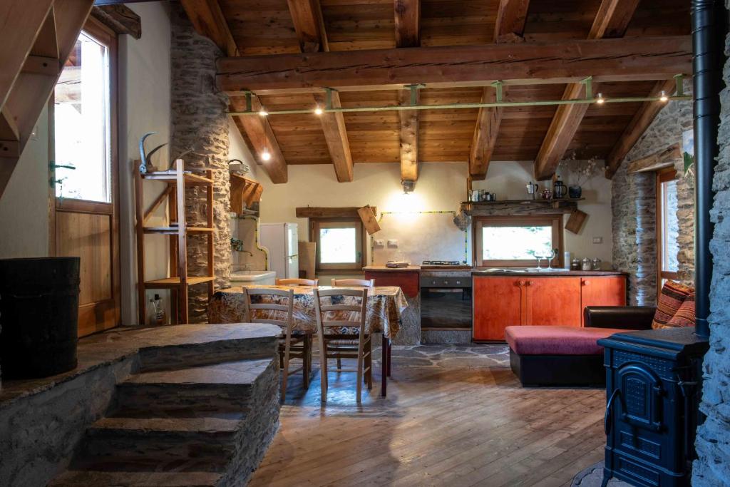 La vera casa di Mosè في مارمورا: مطبخ بسقوف خشبية وطاولة وكراسي