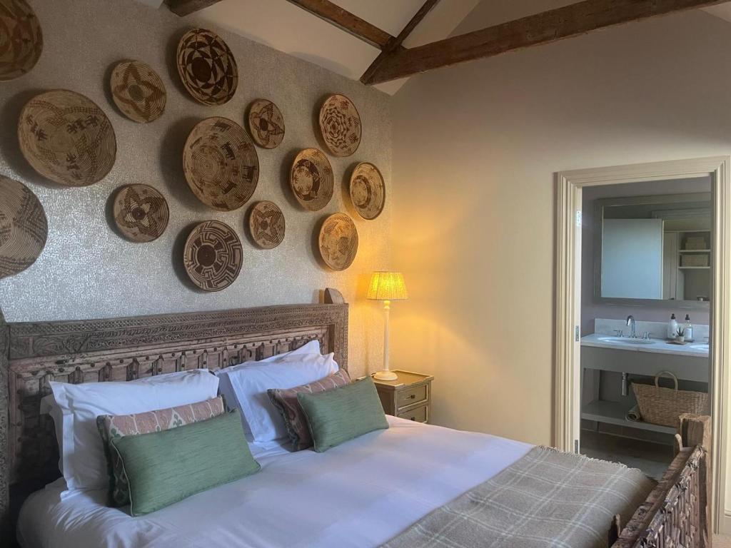 The Ship في برانكاستير: غرفة نوم مع سرير مع لوحات على الحائط