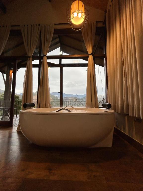 Кровать или кровати в номере Reserva Mauá chalés