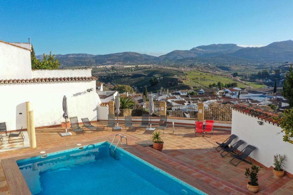 Cette villa dispose d'une piscine avec vue. dans l'établissement Galteo Almendra, à Ronda