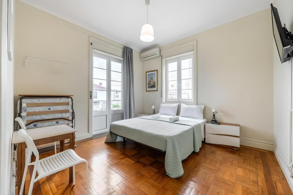 una camera da letto con un letto e due finestre di Imaculada Home Royal - Centro de Braga, Historico a Braga