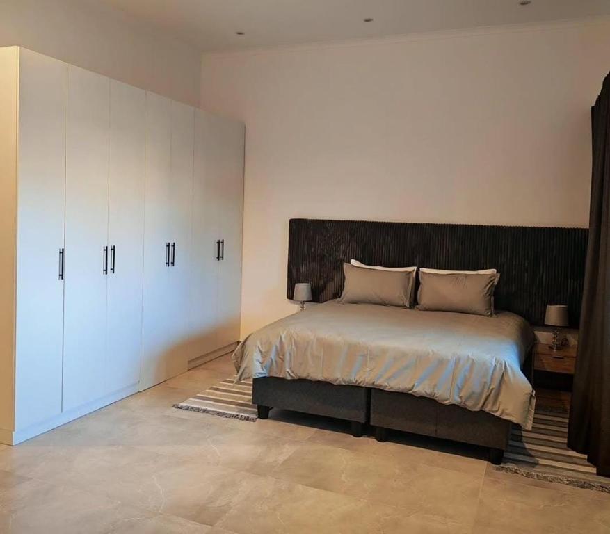 Giường trong phòng chung tại Residencial Cristina Kazamba