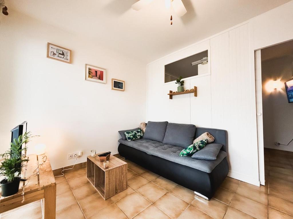 a living room with a couch and a table at Vacances en bord de mer in Royan