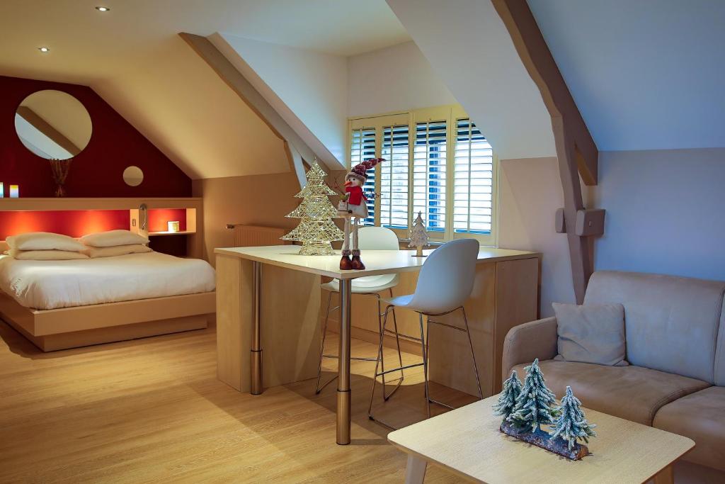 a bedroom with a bed and a desk in a room at Gite -l'Appart- au Vignoble Domaine Lamballe, Baden, Golfe du Morbihan in Baden