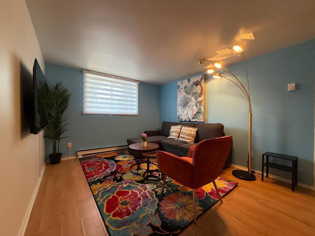 ein Wohnzimmer mit Sofa und Tisch in der Unterkunft Free Parking! Fast Wifi! Comfortable 3BR Apt for Montreal Explorers & Adventure! in Montreal