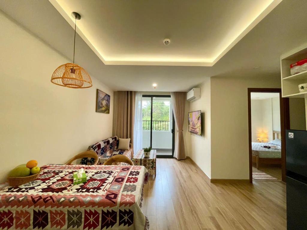 ein Schlafzimmer mit Bett und ein Wohnzimmer in der Unterkunft Căn hộ sapa in Sa Pa