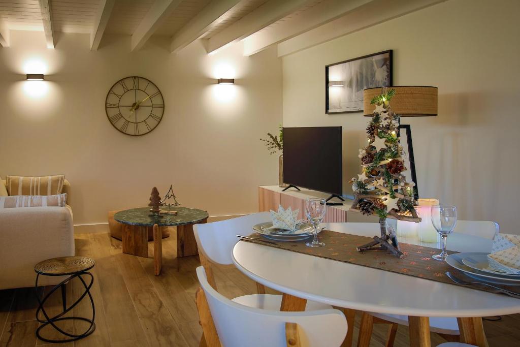 Μια τηλεόραση ή/και κέντρο ψυχαγωγίας στο Le Ranch, charmante maison de style, proche de la mer et de Vannes dans le Golfe