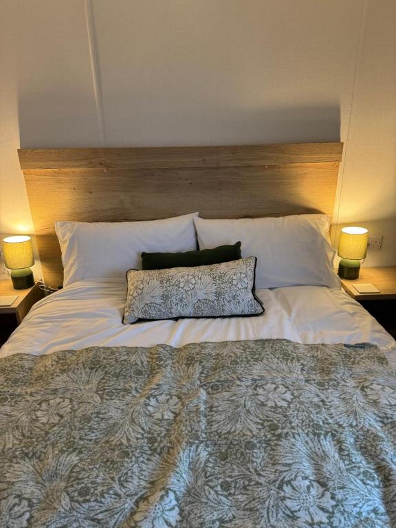 Fenny Bentley28 Fentley Green - Ashbourne Heights Holiday Park的一张带两个枕头和两个灯的大白色床