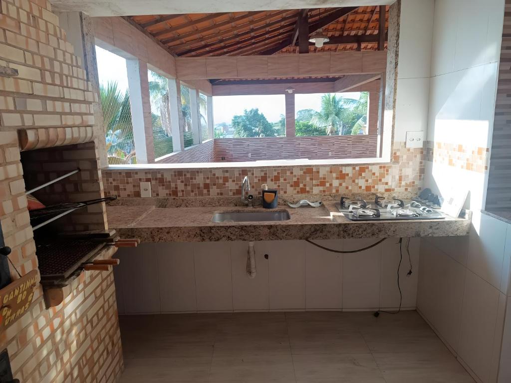 Residence Hotel Efrata في إيتابوراي: مطبخ مع حوض ونافذة