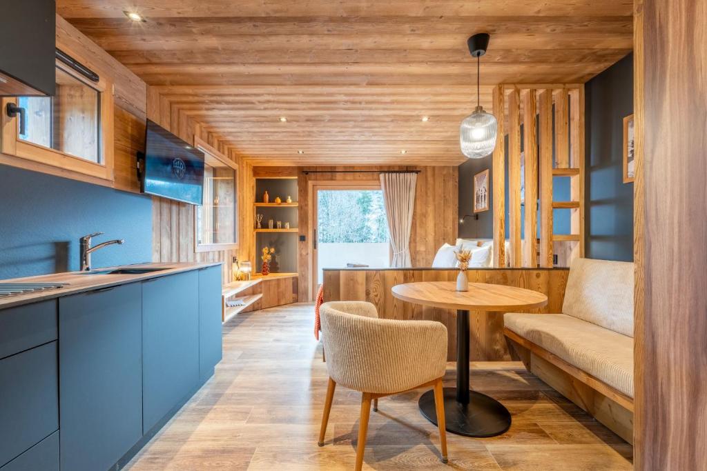 eine Küche und ein Wohnzimmer mit einem Tisch und einer Couch in der Unterkunft La Duche 101 in Le Grand-Bornand