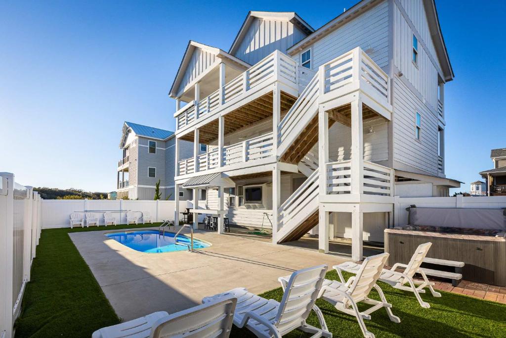 Swimmingpoolen hos eller tæt på Luxury Corolla Home 3 Mins to Beach & Lake Views