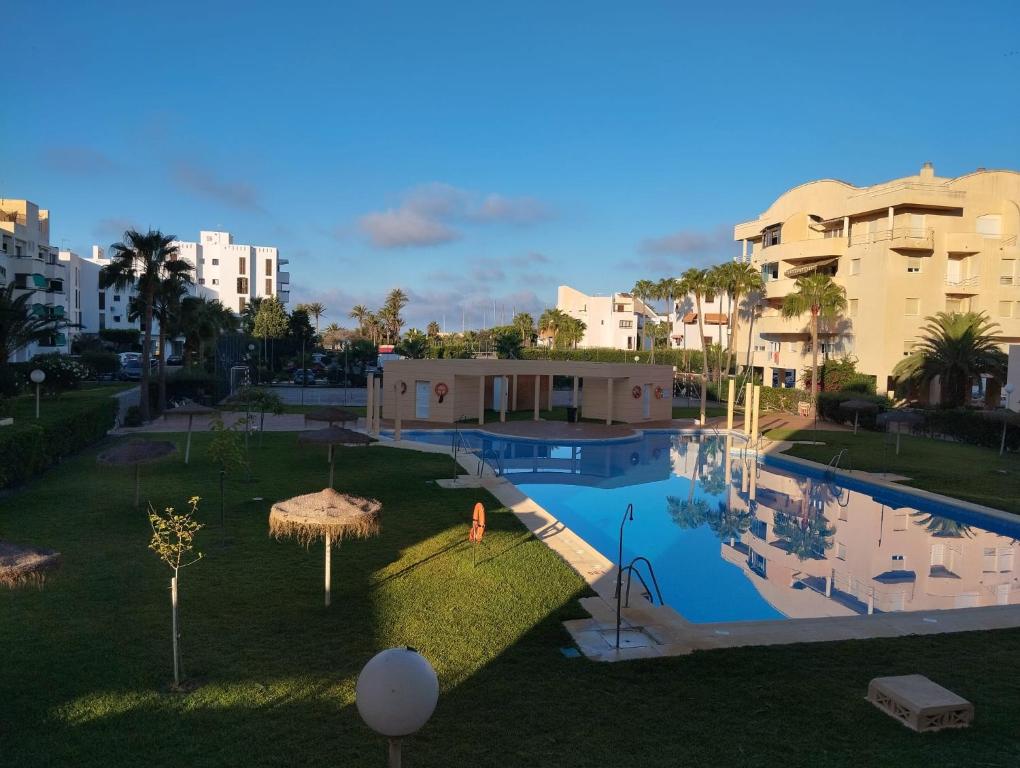 eine Draufsicht auf einen Swimmingpool in einem Resort in der Unterkunft Vivienda El Tiburón 02 in Almerimar