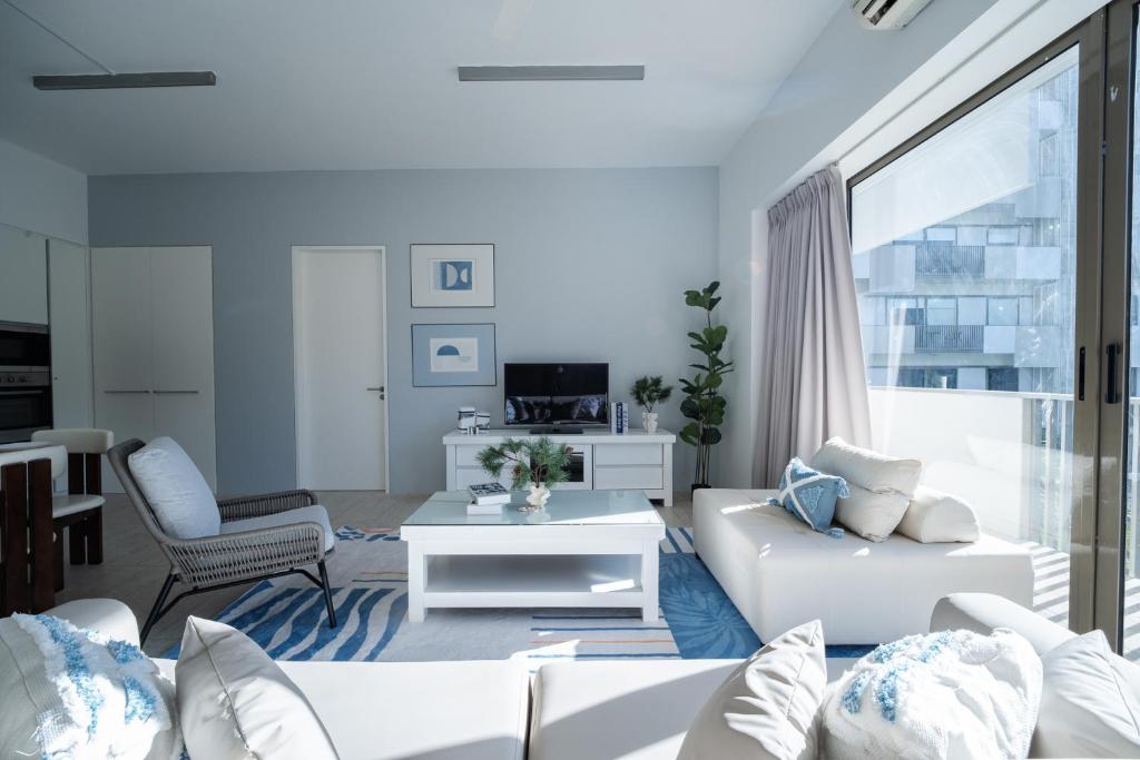 Телевизор и/или развлекательный центр в By The Sea Haven 2BR 6pax