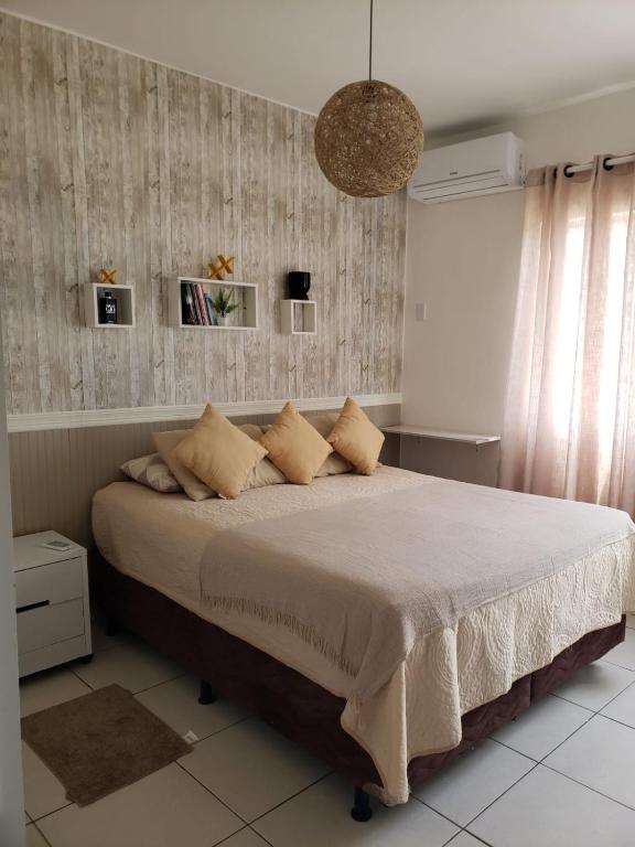 a bedroom with a large bed in a room at Apartamento no centro do Rio Vermelho-Ondina in Salvador