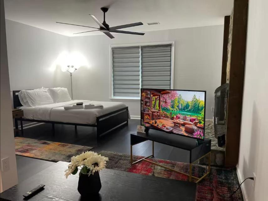 Χώρος καθιστικού στο Private Cozy Modern Studio in Roswell