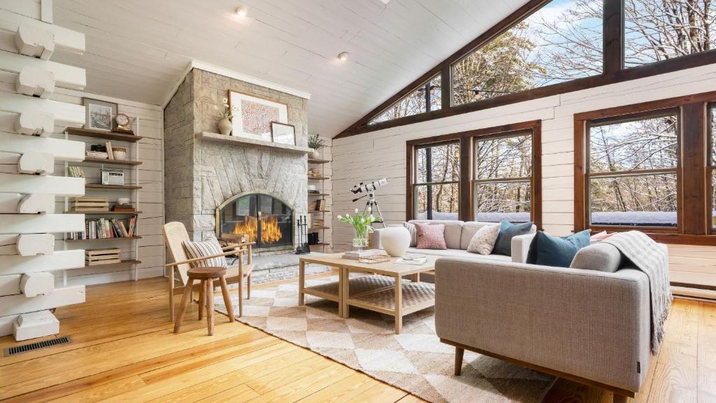 Χώρος καθιστικού στο Half Moon by AvantStay 4BR Cabin w Large Deck Yard w Patio Outdoor Dining