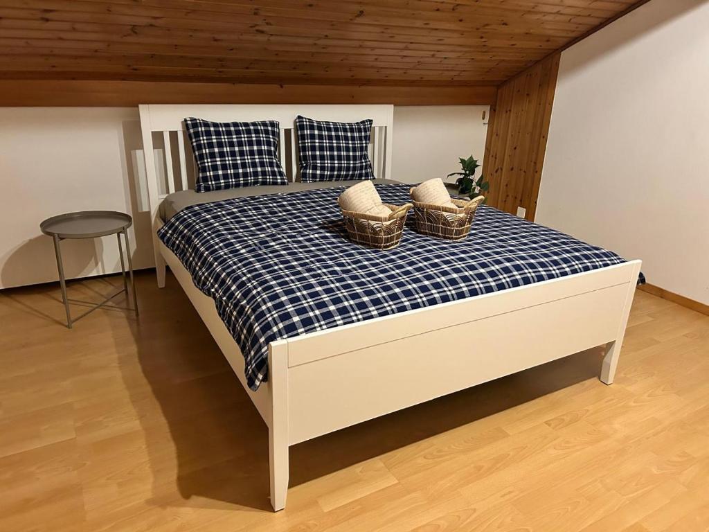 Ferienwohnung mit Herz في شويز: غرفة نوم عليها سرير وسلات