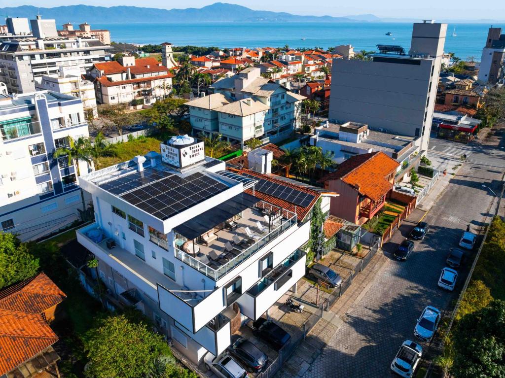 uma vista aérea de uma cidade com edifícios e o oceano em Bossa Jurerê Hotel em Florianópolis