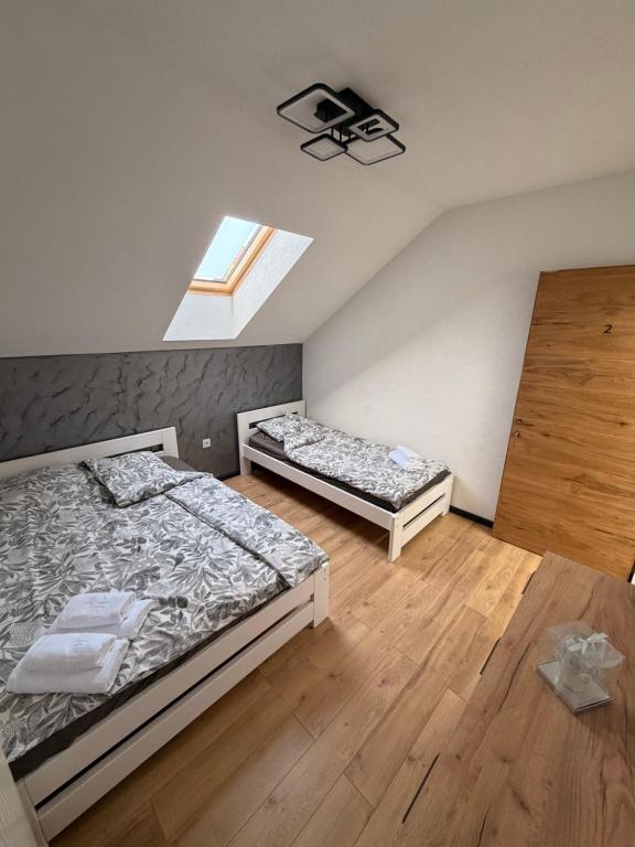 Ένα ή περισσότερα κρεβάτια σε δωμάτιο στο Szekely Apartman