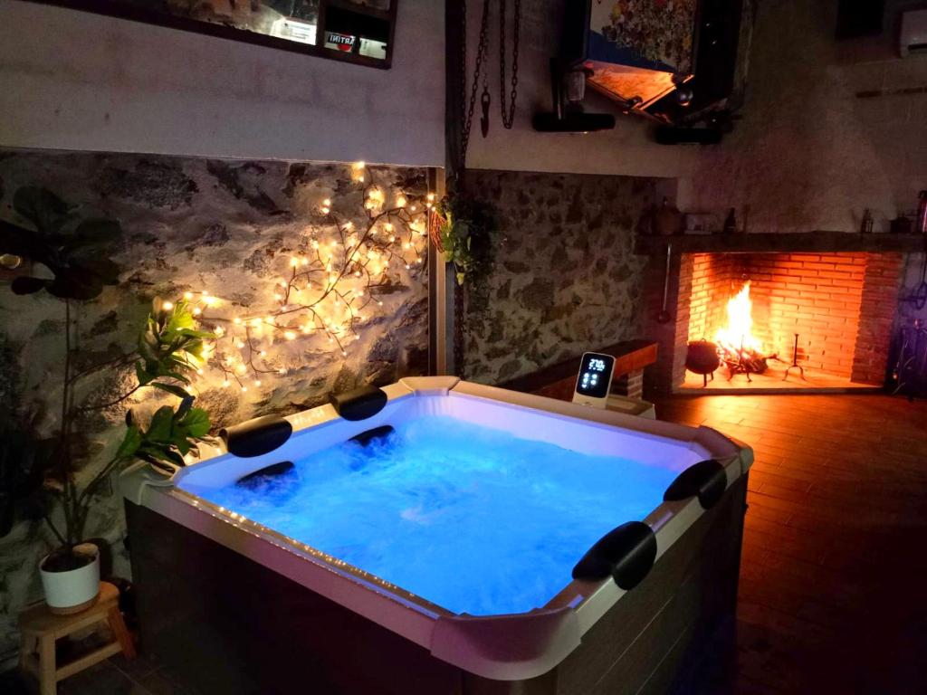 bañera de hidromasaje grande en una habitación con luces en LARCADE Loft Industrial, en Castillo de Bayuela