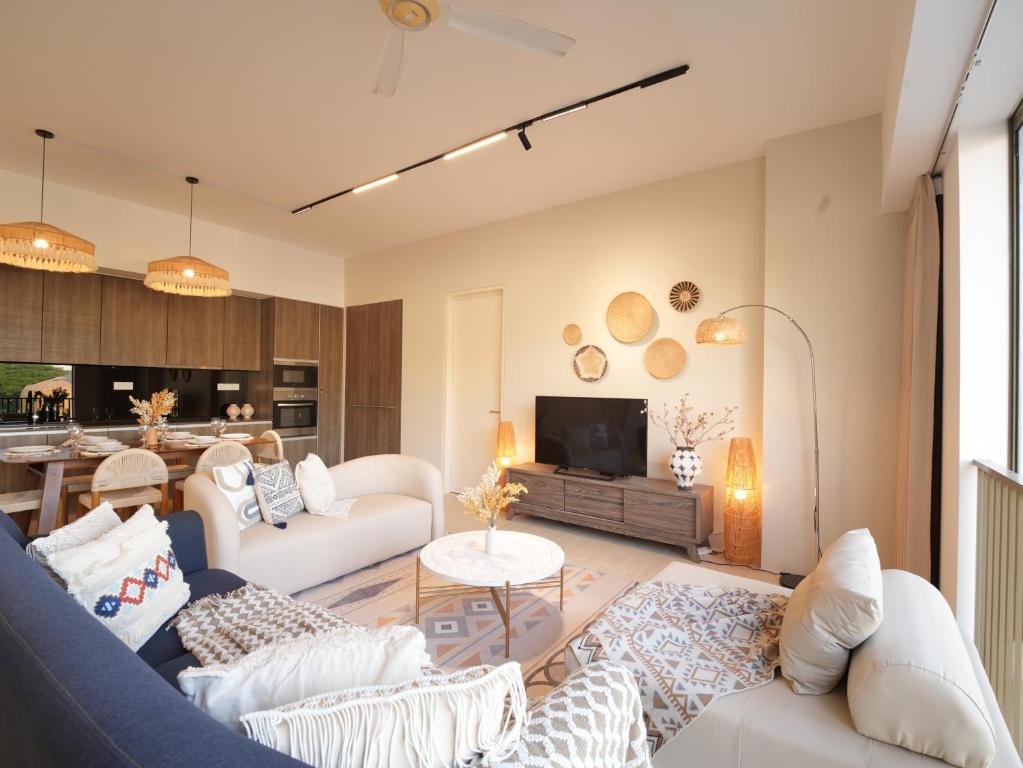 TV a/nebo společenská místnost v ubytování Cozy Seaview Escape 2BR 6pax bythesea bathroom