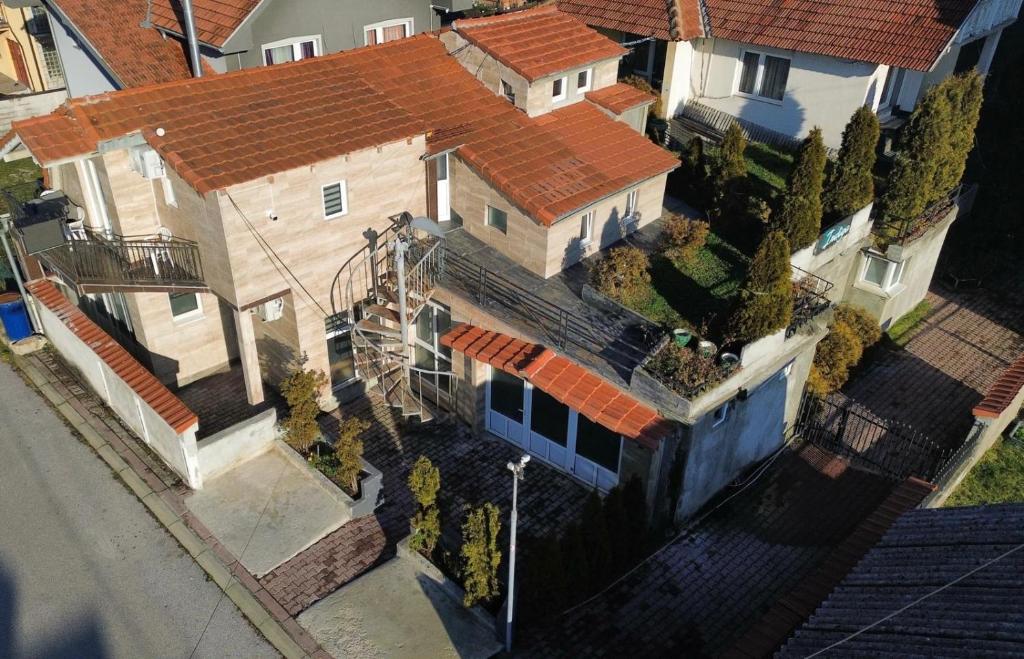 Το κτήριο όπου στεγάζεται  το διαμέρισμα