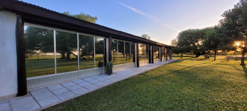 un edificio con ampie finestre su un prato di Puerto Colla a Esquina