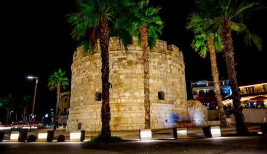 un edificio de piedra con palmeras delante en Villa 1 Durres, en Vlorë