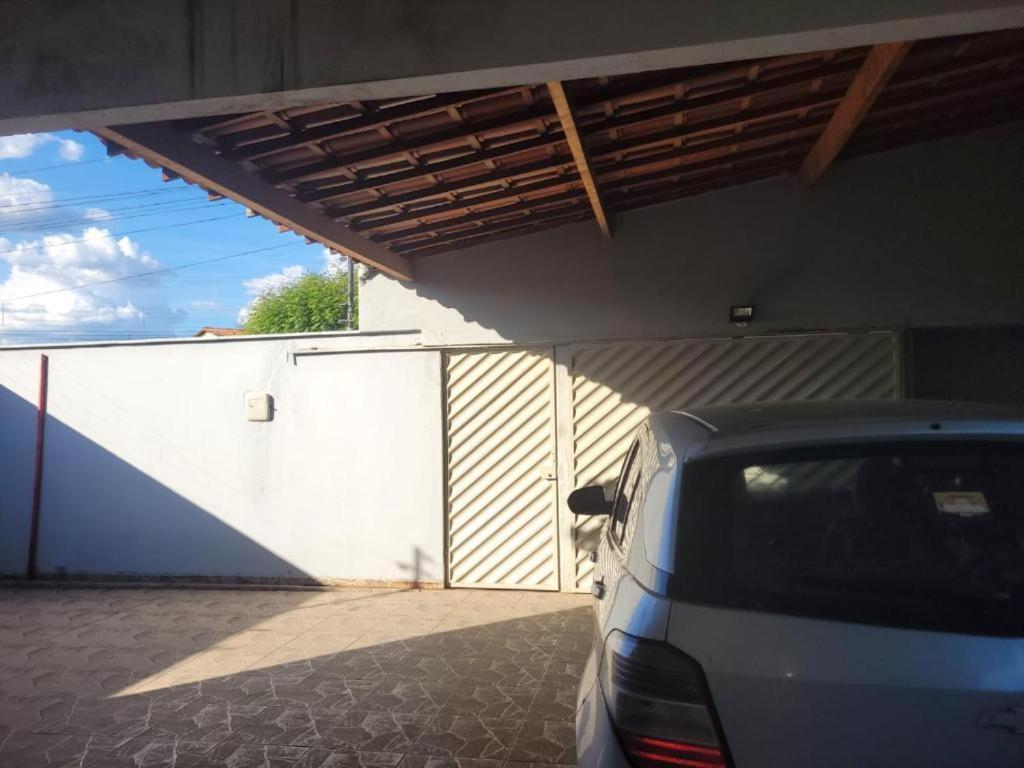 een auto geparkeerd in een garage naast een gebouw bij Suítes Privativas - Casa Compartilhada in São Raimundo Nonato