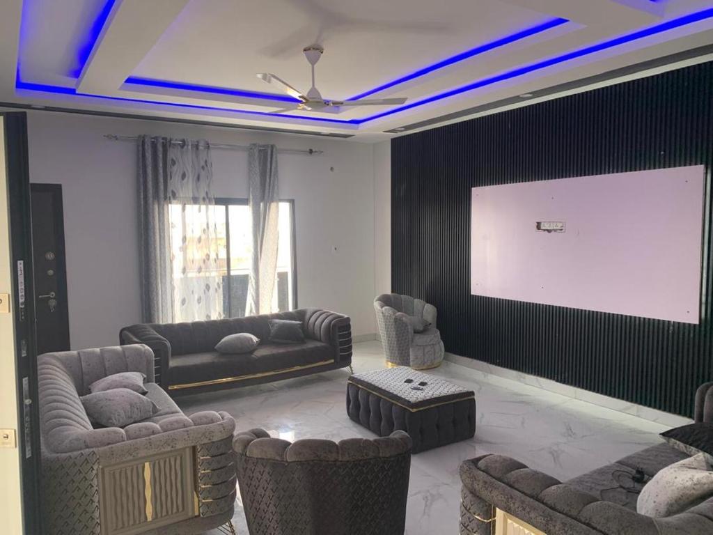 ein Wohnzimmer mit Sofas und einer Leinwand in der Unterkunft Splendid Apartments in Banjul