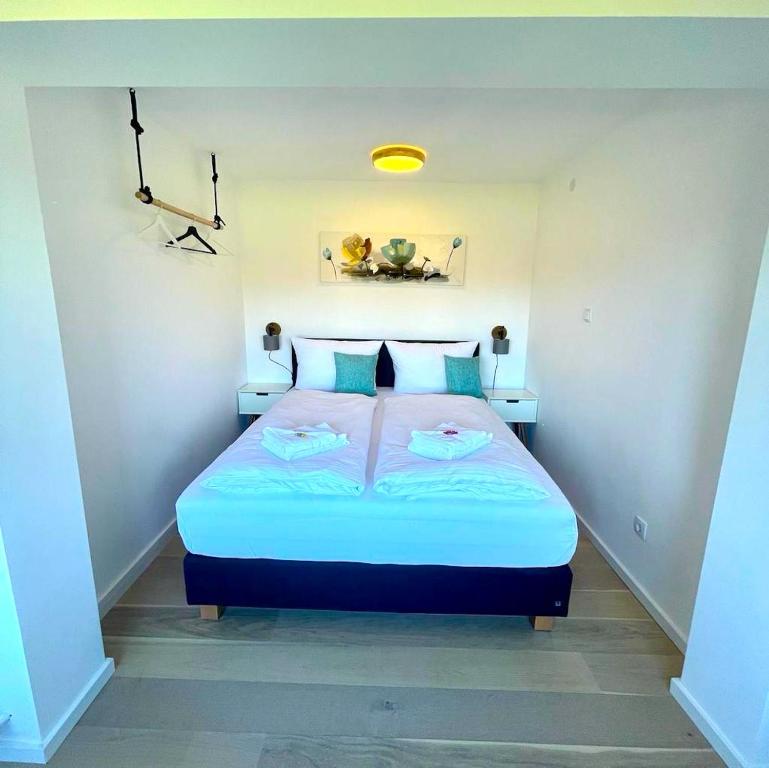 Ένα ή περισσότερα κρεβάτια σε δωμάτιο στο Großzügige FeWo mit Bergblick am Tegernsee