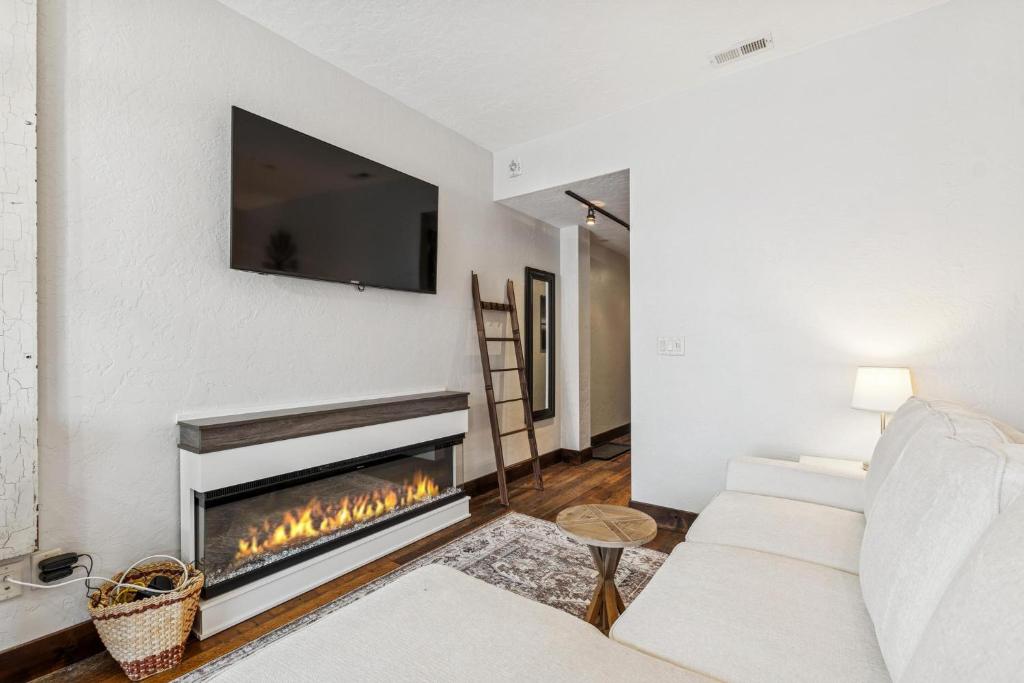 TV a/nebo společenská místnost v ubytování Bliss Retreat