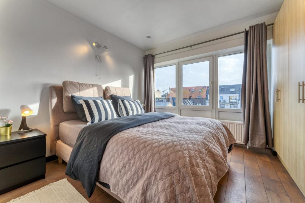 Postel nebo postele na pokoji v ubytování 50m from Beach & Casino in City Center Blankenberge
