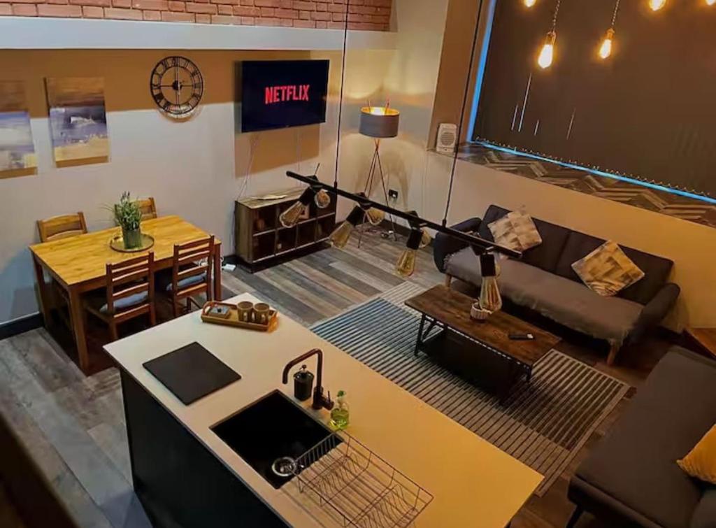 una sala de estar con un sofá y una mesa en Spacious City Centre Apartment With Free Parking, en Midland