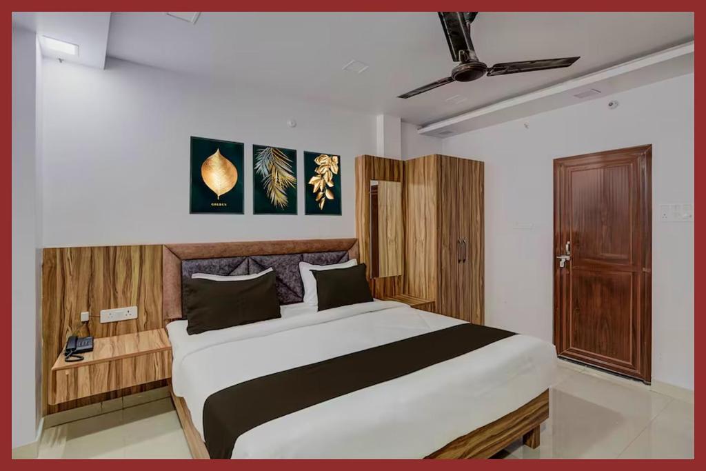 Postel nebo postele na pokoji v ubytování Aarambh Grand Residency