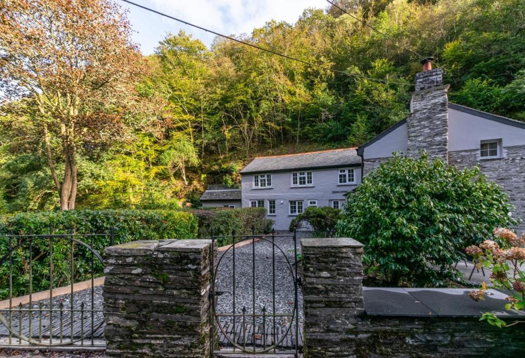 een ingang van een wit huis met een hek bij 4 Bed in Looe oc-p00795 in Lansallos