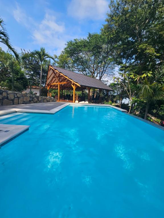 Beach resort playa Leona في Gigantes: حمام سباحة كبير باللون الأزرق مع شرفة