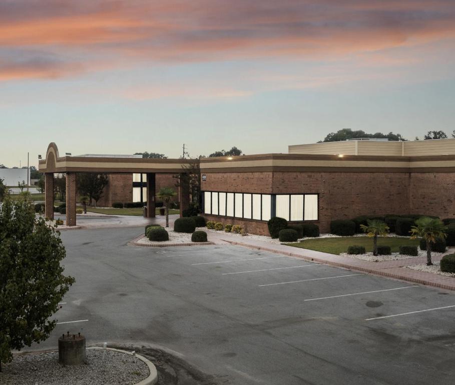 an empty parking lot in front of a building at Havelock Hotel in Havelock