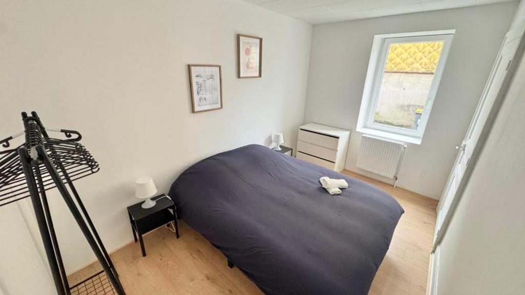 Un dormitorio con una cama con un osito de peluche encima. en Cosy 3 - Belfort centre, en Belfort