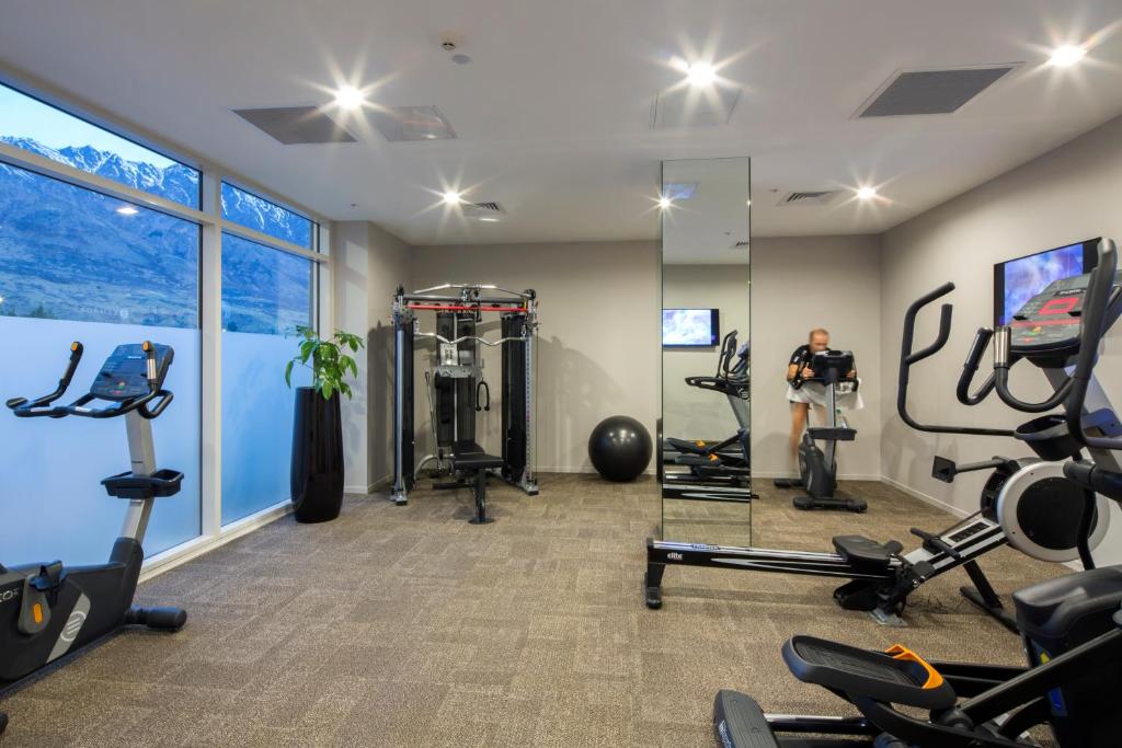 Fitness centrum a/nebo fitness zařízení v ubytování Ramada Suites by Wyndham Queenstown Remarkables Park