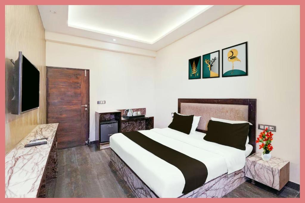 Giường trong phòng chung tại Hotel Shree Madhuban Residency