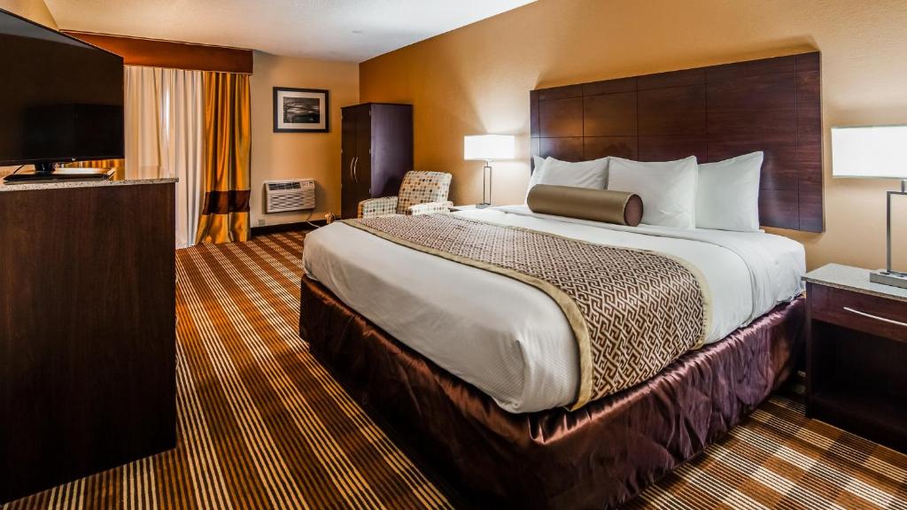 Cape Cod (Hyannis) by IHG في هيانيس: غرفة فندقية مع سرير كبير وتلفزيون بشاشة مسطحة