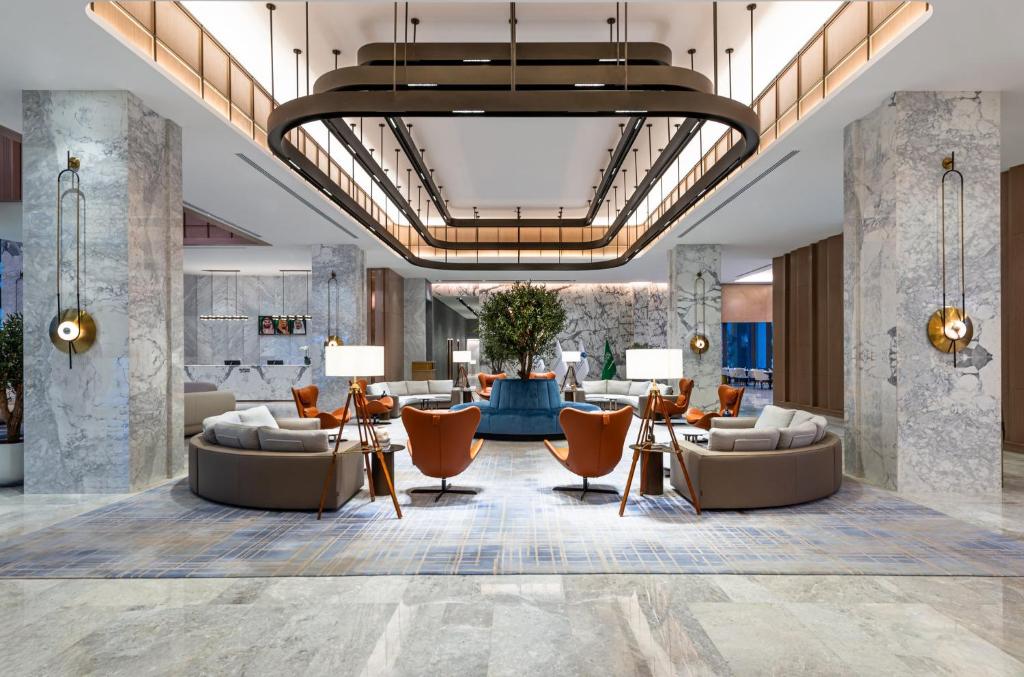 una rappresentazione di una hall con divani e sedie di Crowne Plaza Al Jubail by IHG a Al Fanātīr