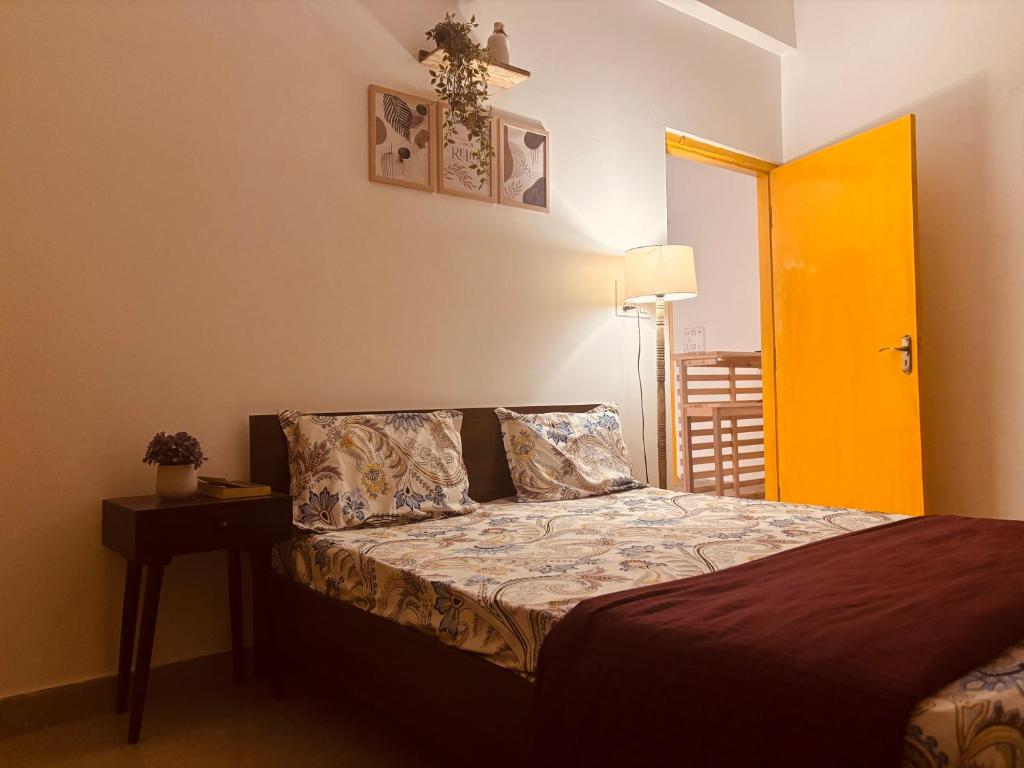 Postel nebo postele na pokoji v ubytování Stylish Private Room Kitchen Central Varanasi