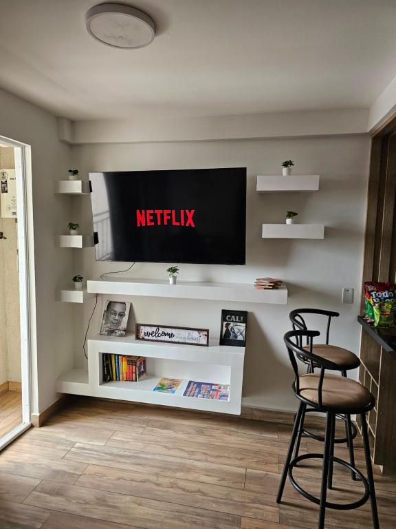 Una televisión o centro de entretenimiento en Apartaestudio