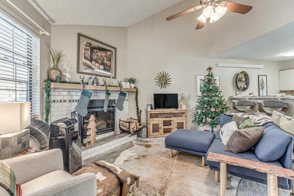 Et tv og/eller underholdning på Walk to Midtown Ruidoso! Cozy Eagles Nest Condo