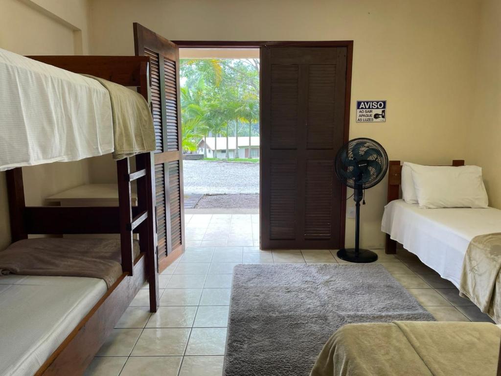 Giường trong phòng chung tại Recanto Catarinense